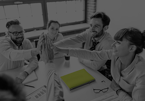 TBC - Equipo unido chocando palmas felices.